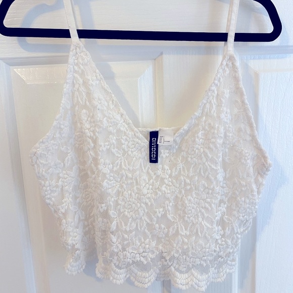 ✨Host Pick✨H&M V-Neck Floral Lace Scallop Trim Cami Top - Picture 4 of 6